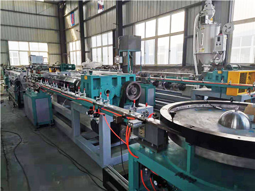 貼（tiē）片式滴灌帶生產線