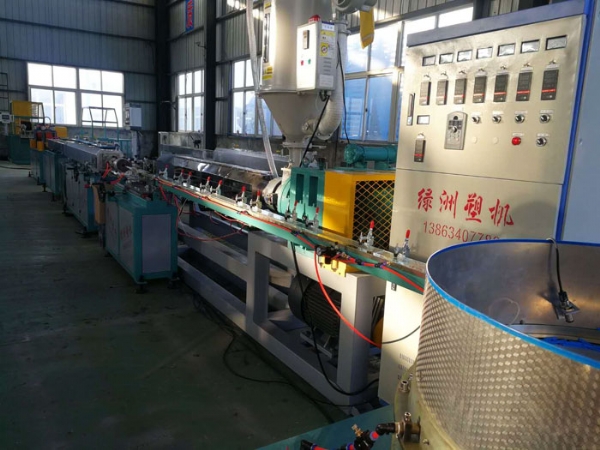 內鑲貼片式（shì）滴灌帶生產線