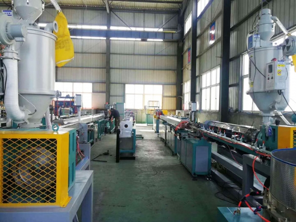 貼片（piàn）式（shì）滴灌帶（dài）生產線