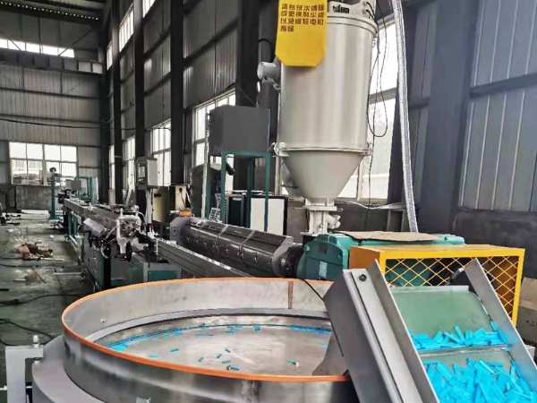 內鑲貼片式滴灌帶生產（chǎn）線